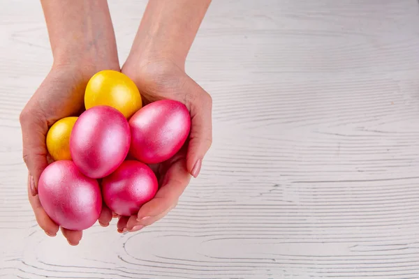 Hands holding modern painted easter eggs. Selective focus. — Stock Photo, Image