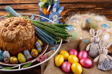 Paskalya pastası ve renkli yumurtalar bayram masasında.