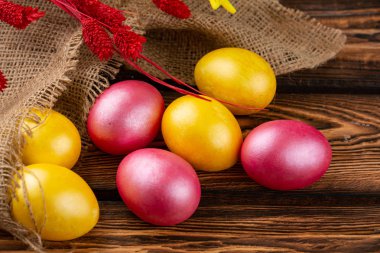 Bir bez ve ahşap arka planda Paskalya yumurtaları. Mutlu Paskalya parlak çok renkli parlak Paskalya yumurtaları. Paskalya yumurtaları ile arka plan.