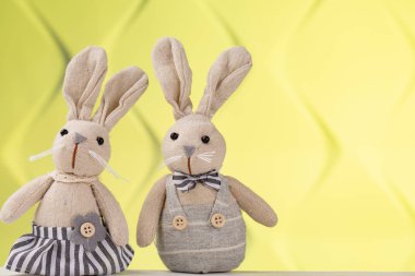 İki komik çocuk oyuncakları. Sarı arka planda komik oyuncak tavşan. Çocuklar için DIY oyuncaklar