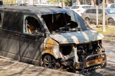 Tam bir sokak tarafında terk minibüs yandı