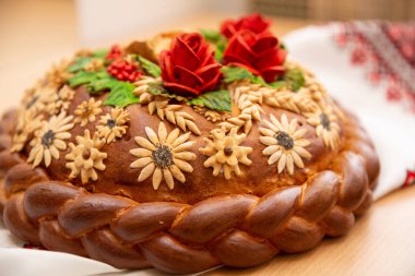 Ekmek nakış üzerinde yatıyor. Somun düğün pastası