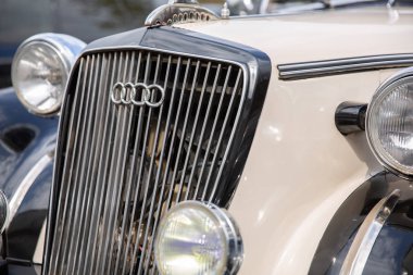 Kyuv, Ukrayna - 21 Nisan 2019: Retro Audi oto radyatör ekranında Auto Union logosu