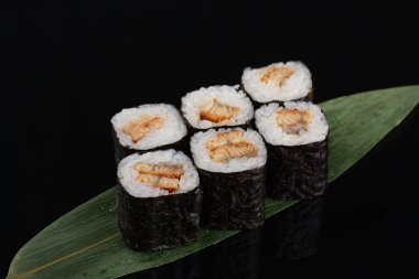 geyik suşi rulo japon gıda tarzı - seçici odak noktası