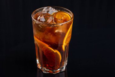 Siyah arka planda taze alkol rom coctail içecek