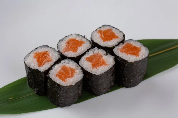 Sake maki Rollos de sushi japoneses con salmón sobre fondo blanco — Foto de Stock