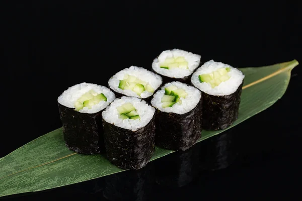 Sushi rolt met komkommer op zwarte achtergrond — Stockfoto