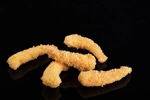 Camarones fritos tempura en placa negra sobre fondo de superficie de hormigón oscuro. Plato tempura mariscos — Foto de Stock