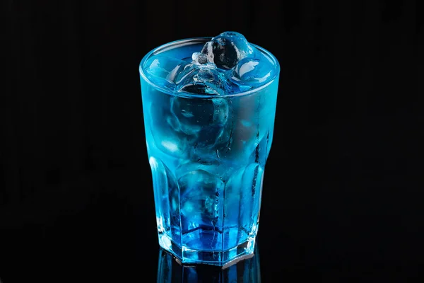 The blue coctail drink with ice cubs — Stock Photo, Image