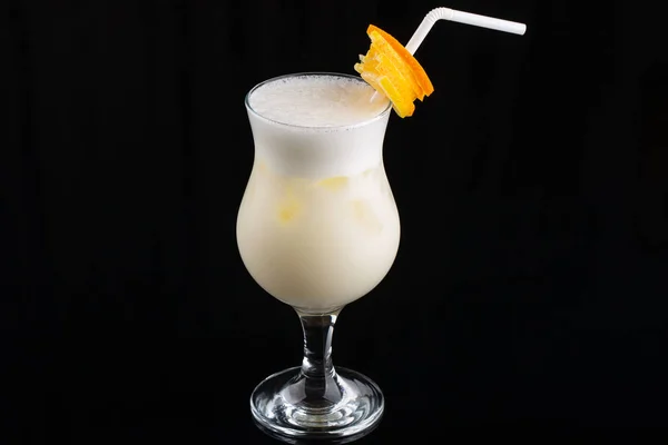 Pina Colada 鸡尾酒 - 甜鸡尾酒，用朗姆酒、椰子奶油或椰奶装饰，配以菠萝楔子，精选焦点 — 图库照片