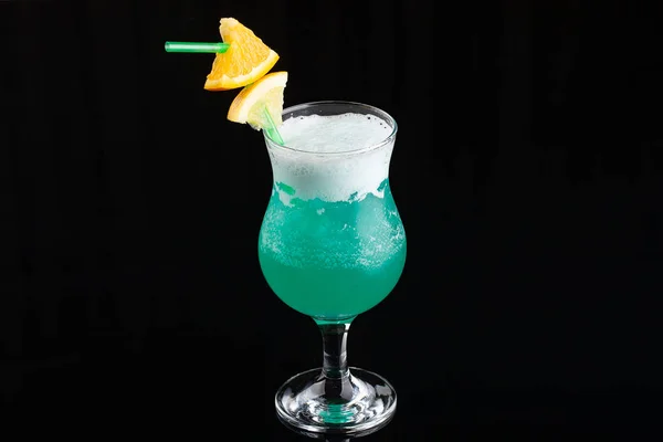 Glass of blue coctail with lemon on elegant dark black background. — Stock Photo, Image