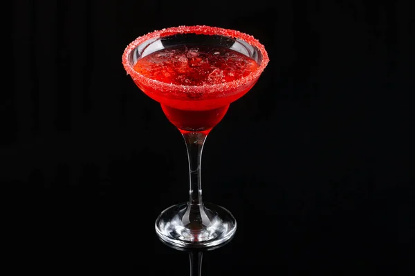 Vidro Martini com coquetel vermelho sobre fundo preto — Fotografia de Stock