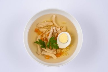 tavuk otlar, gg ve erişte çorbası ile bir masada kase