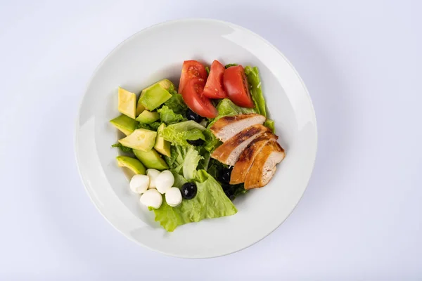 今日の健康志向の人々の間で人気の自家製サラダ。ヒッケンサラダ。食べ物が良く、今日の世代の間で健康的なライフスタイルを促進する — ストック写真