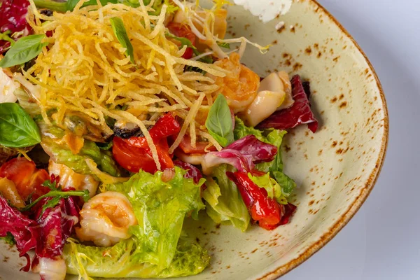 ヘルシーなサラダプレート。新鮮なシーフードのレシピ。ムール貝、イカ、新鮮な野菜サラダとチップス。健康食品. — ストック写真