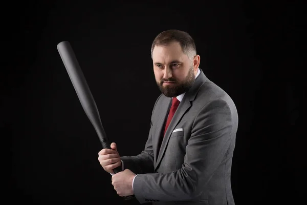 Uomo barbuto in giacca e cravatta rossa con mazza da baseball — Foto Stock