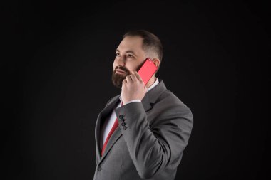 Adam arama arkadaş standı siyah arka plan. Mobil arama kavramı. Dostum resmi takım ara birisi. Mobil telefon konuşma. Telefon görüşmeleri. İşadamı de olgun adam tutun smartphone bakımlı.