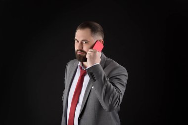 Adam arama arkadaş standı siyah arka plan. Mobil arama kavramı. Dostum resmi takım ara birisi. Mobil telefon konuşma. Telefon görüşmeleri. İşadamı de olgun adam tutun smartphone bakımlı.