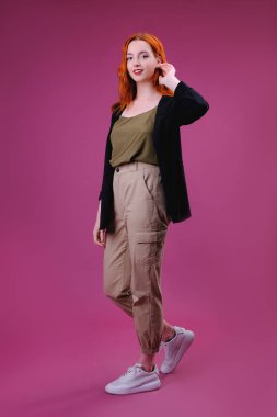 Pembe arka plan üzerinde genç kadının moda stüdyosu portre