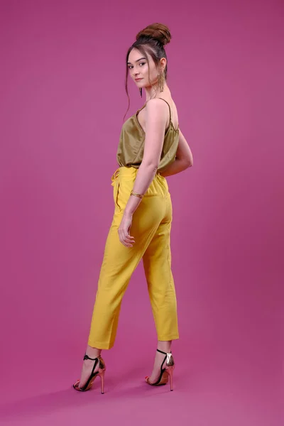 时尚的年轻女子，穿着黄色的裤子的肖像 — 图库照片