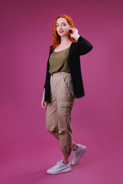 Fashion Studio porträtt av ung kvinna på rosa bakgrund — Stockfoto