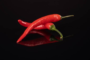 Siyah bir arka plan üzerinde kırmızı biber grubu Stüdyo çekim