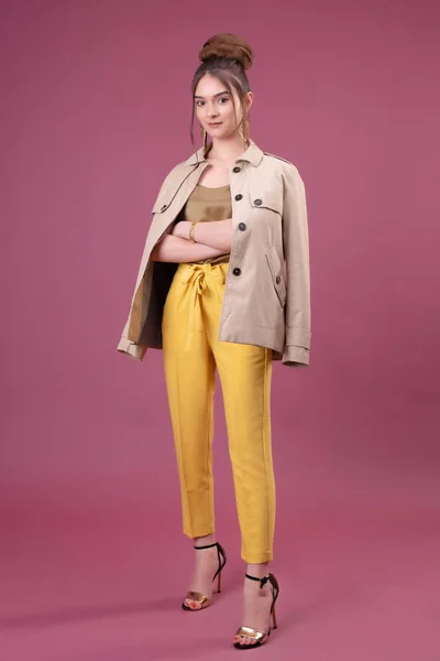 Портрет модной молодой женщины в желтых штанах — стоковое фото