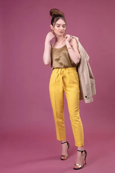 Retrato de una joven de moda vestida con pantalones amarillos —  Fotos de Stock