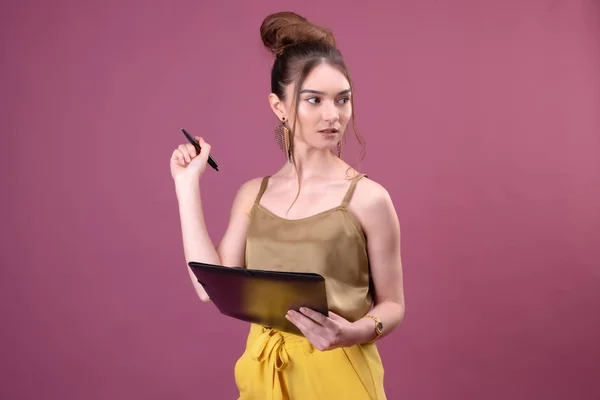 Retrato de estudiante con lápiz y carpeta de papel. Joven trabajadora bonita escribiendo algo en sus periódicos —  Fotos de Stock