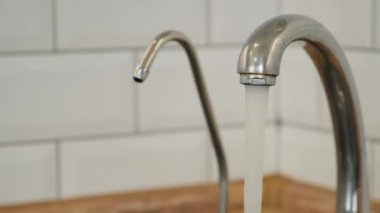 Close Up Mutfak musluk akan musluk suyu. Su tüketimi, hijyen ve Musluk İmalat konsepti.