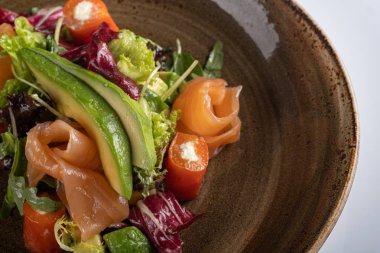 dilimlenmiş Avokado ve somon salatası, arugula