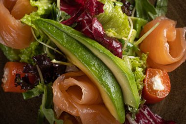 dilimlenmiş Avokado ve somon salatası, arugula