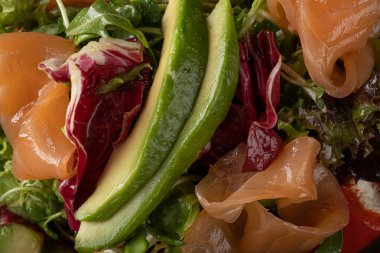 dilimlenmiş Avokado ve somon salatası, arugula