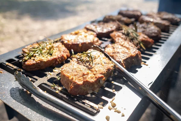 バーベキューとかで豚肉を焼きます。選択的なフォーカスを持つショットをクローズ アップ水平 — ストック写真