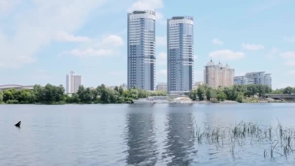 Több Szintes Ház Áll Folyó Partján Városkép Kijev Ukrajna Nyáron — Stock videók