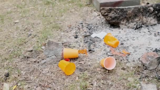 Unhöflicher Mann Wirft Orangefarbenen Plastikbecher Plastikverschmutzung Menschen Warfen Nach Einem — Stockvideo