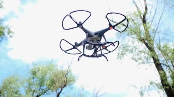 Mica Dronă Quadcopter Rămâne Aer Patru Elice Mici Rotesc Rapid — Videoclip de stoc