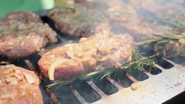 Carne Cruda Parrilla Cerdo Marinado Salsa Barbacoa Con Mostaza Cebolla — Vídeos de Stock