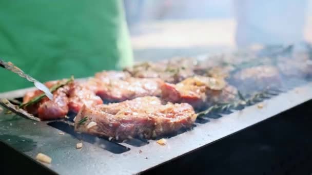 신선한 바베큐 바베큐 바베큐 클로즈업 햇볕이 요리사가 그릴에서 고기를 돌립니다 — 비디오