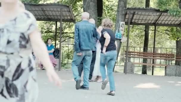 여성과 남자는 음악에 공원의 플로어 우크라이나 키예프 하이드로 2019 노인을위한 — 비디오