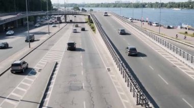Metro Köprüsü havadan görünümü, ayrıca Mostmetro olarak bilinen, gün içinde yoğun trafik, Dnipro nehir ve şehir silueti. Büyük şehir hayatı konsepti. Ukrayna, Kiev, 01.06.2019