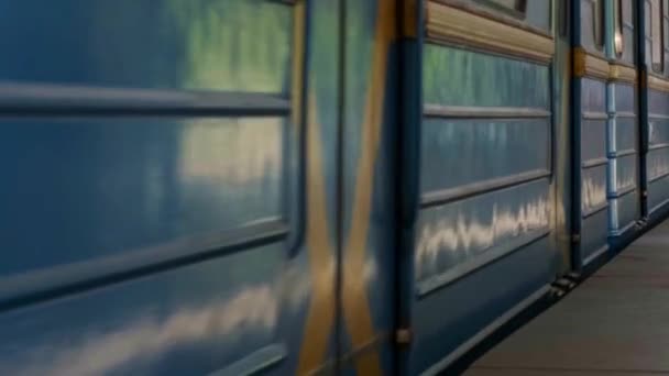 电影院 蓝色地铁列车与人里面移动快 从地铁站的看法 地铁车站地铁列车快速通行的车窗关闭 — 图库视频影像