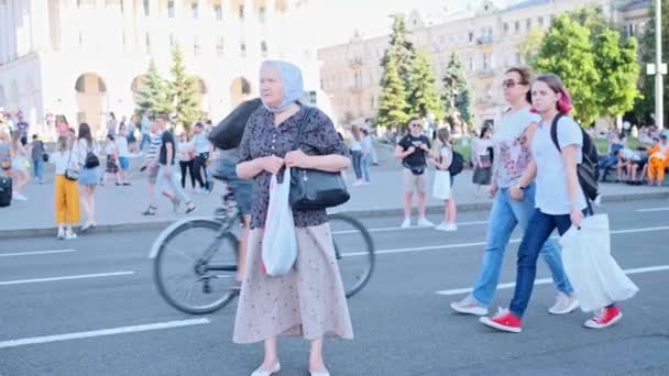 Przemyślany Wygląd Poważnej Dojrzałej Starej Kobiety Szarymi Włosami Ubranych Chusteczkę — Wideo stockowe