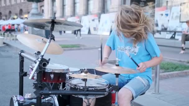 Zeitlupenaufnahme Eines Musikers Schlagzeug Während Eines Konzerts Der Outdoor Band — Stockvideo