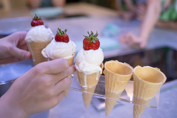 Pastelero está decorando helado con fresa — Foto de Stock