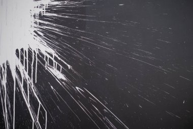 Beyaz köpük siyah ekran arka plan üzerinde püskürtülür. Yakın çekim vurdu