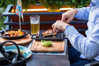 Bira. Yemek Konsepti, ızgara et, salata, patates ile