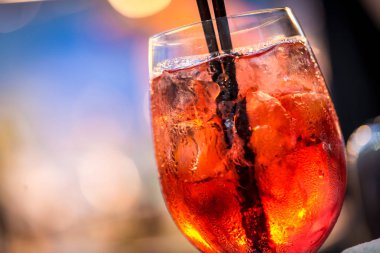 Aperol Spritz cam, bulanık arka plan üzerinde yakın.