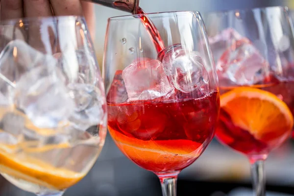 Copos de cocktails no bar. barman derrama um copo de vinho espumante com Aperol . — Fotografia de Stock