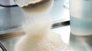 Slowmotion. Un elek fray ile yakın çekim. Un Eleme. Pişirme. Malzemeler ve hazırlık aşamaları. Buğday unu kar için benzer. Adımları pişirme yemek ve pasta ve şekerlemeler